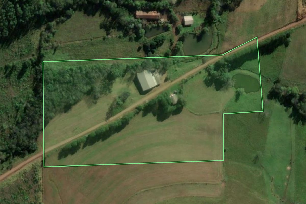 Imagem de satélite do imóvel rural em Riqueza (SC), com o contorno declarado no CAR desenhado por cima.