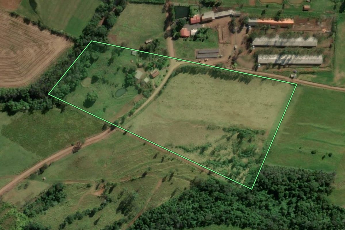 Imagem de satélite do imóvel rural em Riqueza (SC), com o contorno declarado no CAR desenhado por cima.
