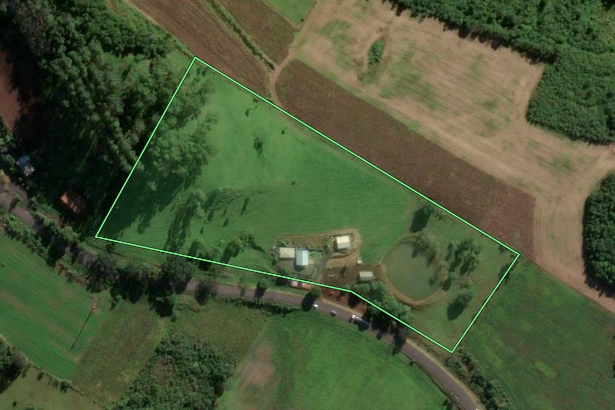 Imagem de satélite do imóvel rural em Riqueza (SC), com o contorno declarado no CAR desenhado por cima.