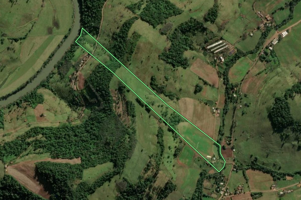 Imagem de satélite do imóvel rural em Riqueza (SC), com o contorno declarado no CAR desenhado por cima.