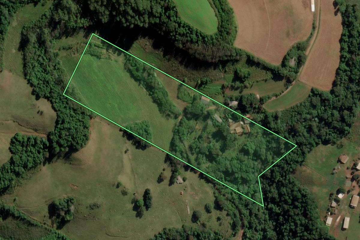 Imagem de satélite do imóvel rural em Riqueza (SC), com o contorno declarado no CAR desenhado por cima.