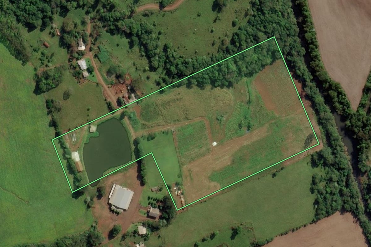 Imagem de satélite do imóvel rural em Riqueza (SC), com o contorno declarado no CAR desenhado por cima.
