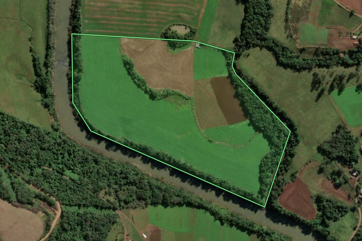 Imagem de satélite do imóvel rural em Riqueza (SC), com o contorno declarado no CAR desenhado por cima.
