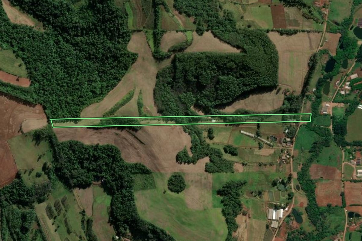 Imagem de satélite do imóvel rural em Riqueza (SC), com o contorno declarado no CAR desenhado por cima.