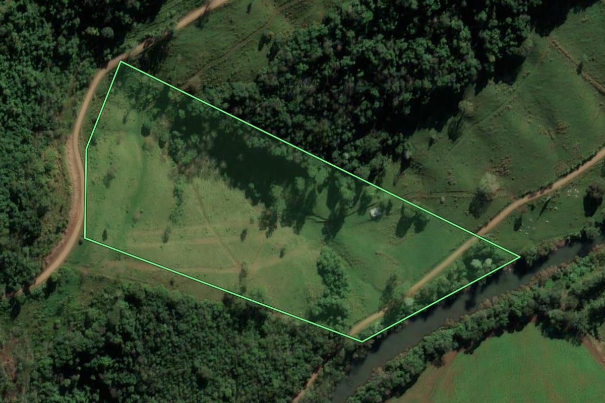 Imagem de satélite do imóvel rural em Riqueza (SC), com o contorno declarado no CAR desenhado por cima.