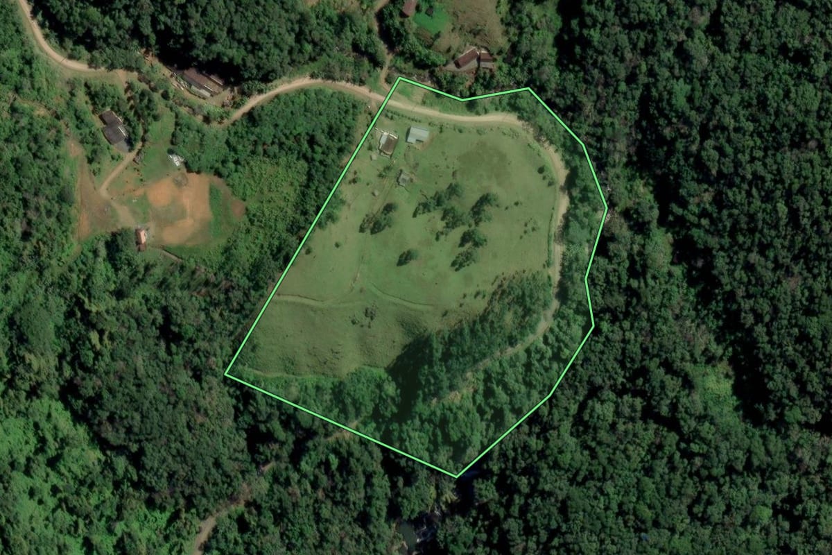 Imagem de satélite do imóvel rural em Rodeio (SC), com o contorno declarado no CAR desenhado por cima.
