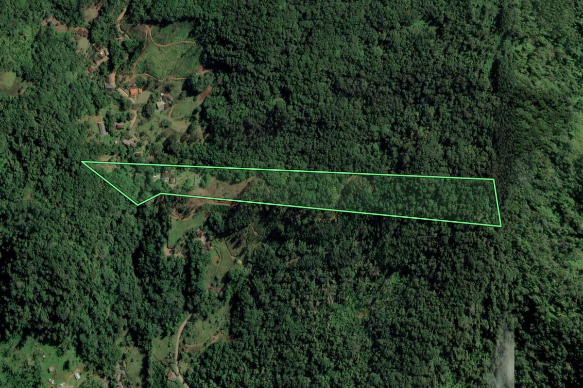 Imagem de satélite do imóvel rural em Rodeio (SC), com o contorno declarado no CAR desenhado por cima.