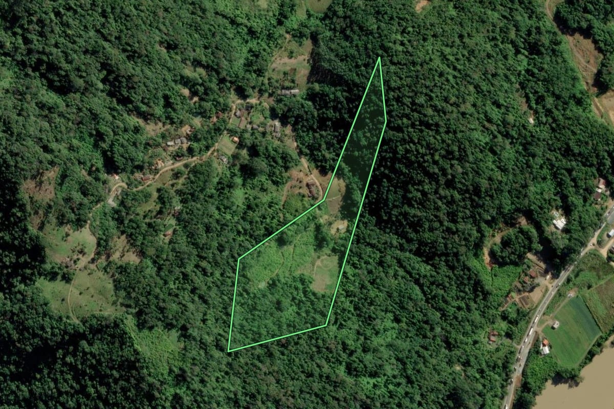 Imagem de satélite do imóvel rural em Rodeio (SC), com o contorno declarado no CAR desenhado por cima.