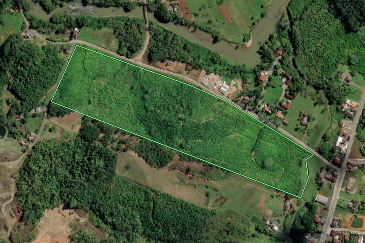 Imagem de satélite do imóvel rural em Rodeio (SC), com o contorno declarado no CAR desenhado por cima.