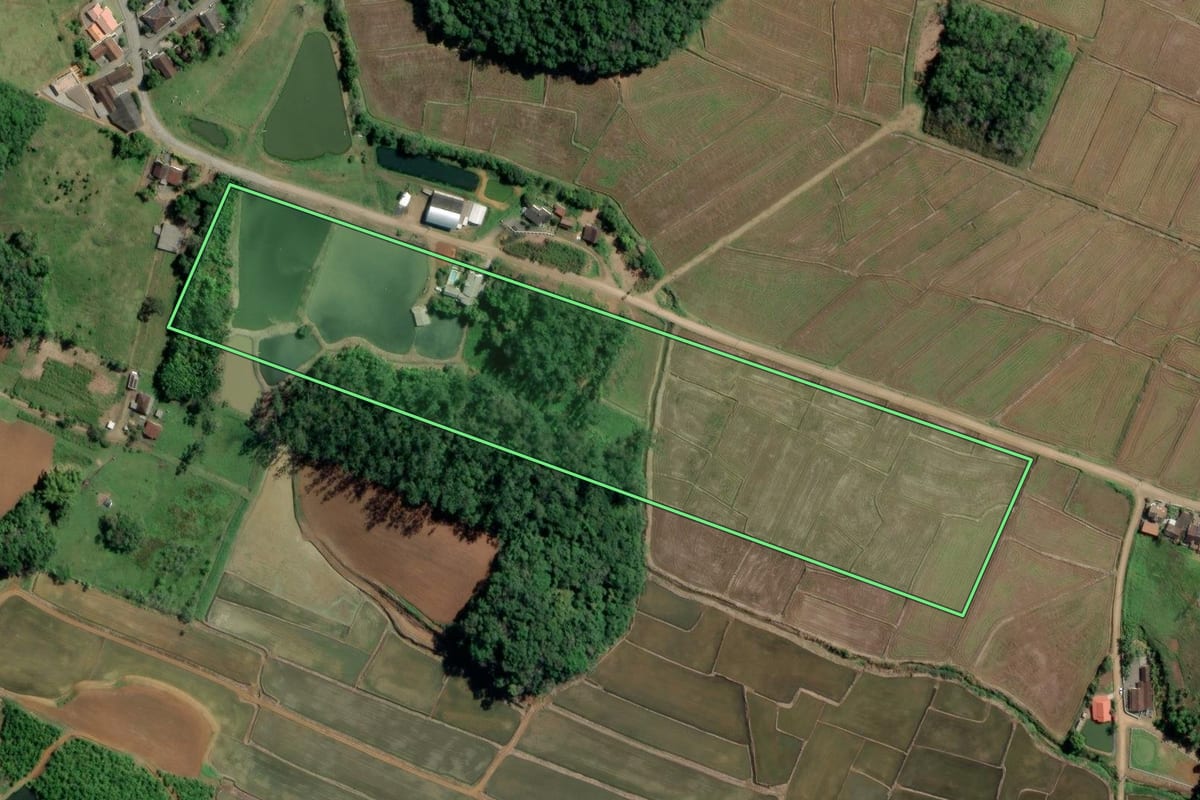 Imagem de satélite do imóvel rural em Rodeio (SC), com o contorno declarado no CAR desenhado por cima.