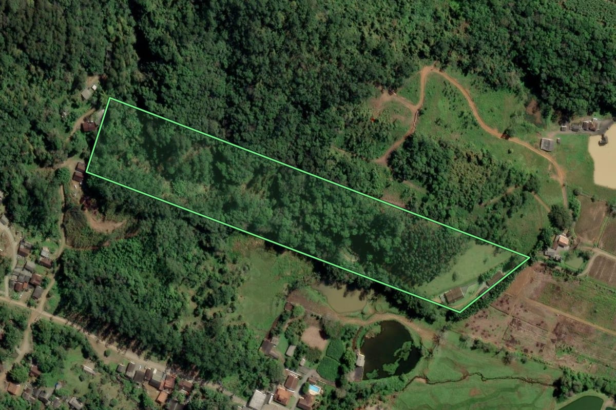 Imagem de satélite do imóvel rural em Rodeio (SC), com o contorno declarado no CAR desenhado por cima.