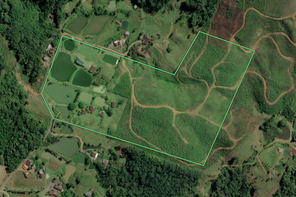 Imagem de satélite do imóvel rural em Rodeio (SC), com o contorno declarado no CAR desenhado por cima.
