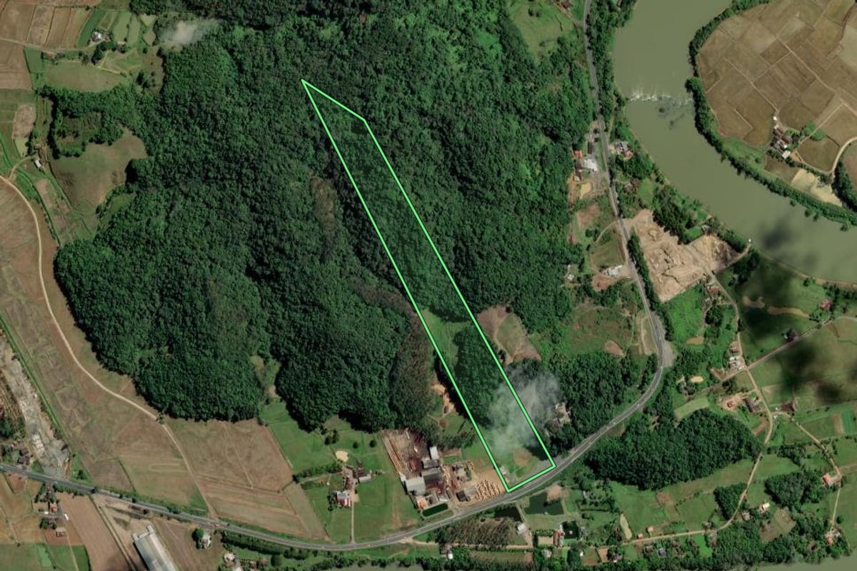 Imagem de satélite do imóvel rural em Rodeio (SC), com o contorno declarado no CAR desenhado por cima.