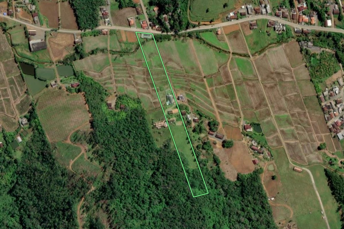 Imagem de satélite do imóvel rural em Rodeio (SC), com o contorno declarado no CAR desenhado por cima.
