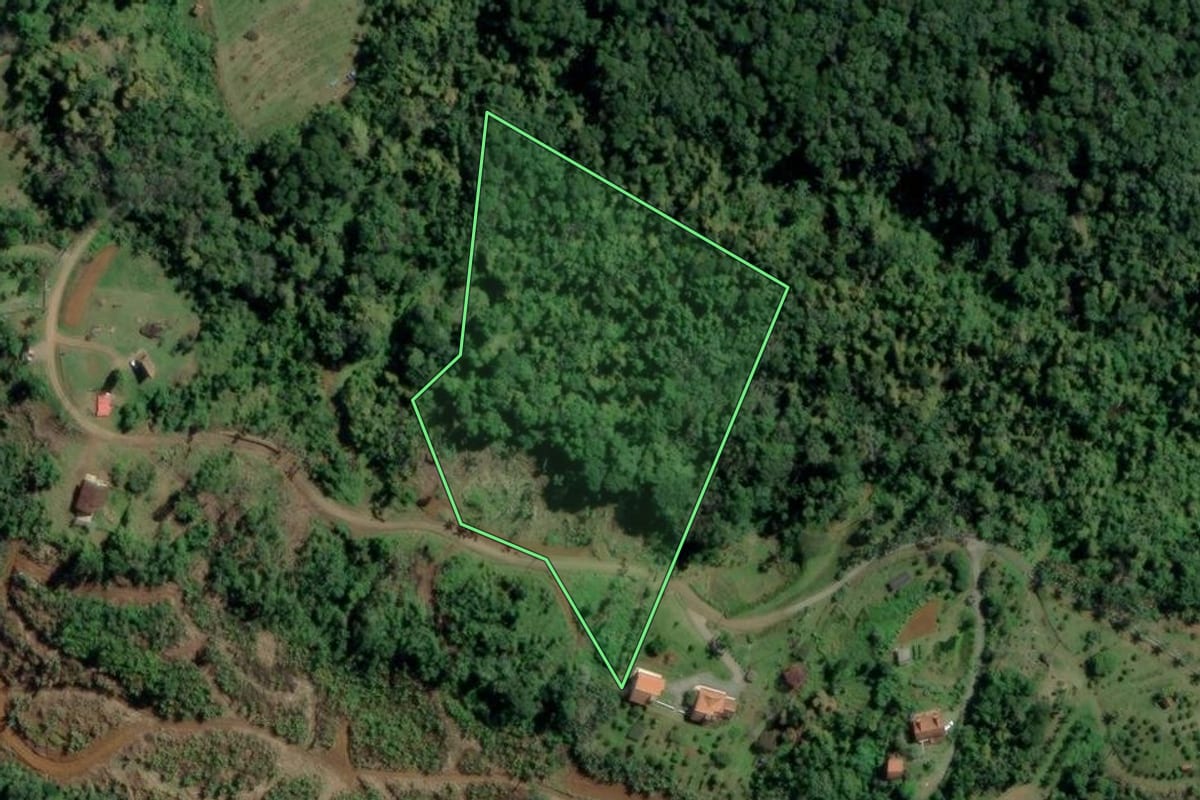 Imagem de satélite do imóvel rural em Rodeio (SC), com o contorno declarado no CAR desenhado por cima.