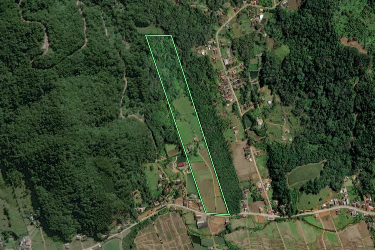 Imagem de satélite do imóvel rural em Rodeio (SC), com o contorno declarado no CAR desenhado por cima.