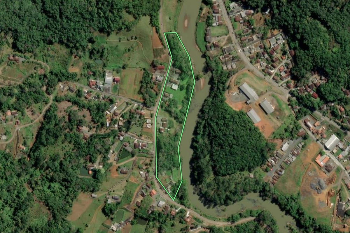 Imagem de satélite do imóvel rural em Rodeio (SC), com o contorno declarado no CAR desenhado por cima.