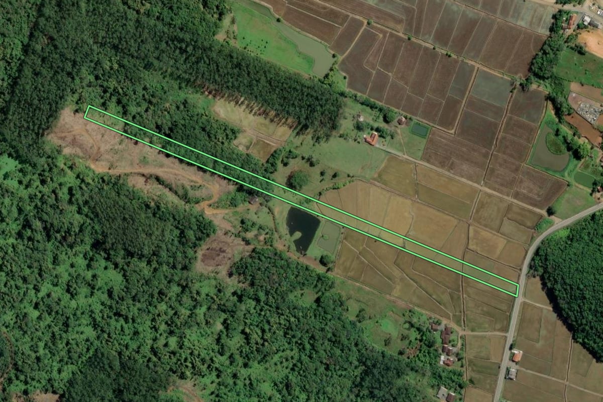 Imagem de satélite do imóvel rural em Rodeio (SC), com o contorno declarado no CAR desenhado por cima.