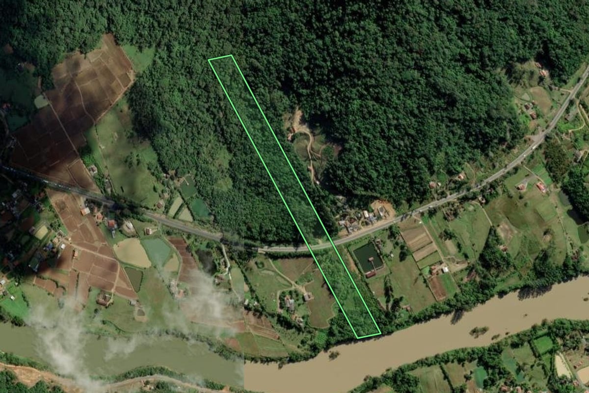 Imagem de satélite do imóvel rural em Rodeio (SC), com o contorno declarado no CAR desenhado por cima.