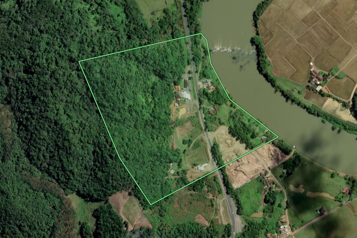 Imagem de satélite do imóvel rural em Rodeio (SC), com o contorno declarado no CAR desenhado por cima.