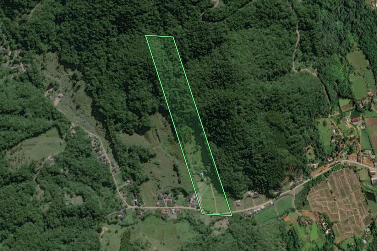 Imagem de satélite do imóvel rural em Rodeio (SC), com o contorno declarado no CAR desenhado por cima.