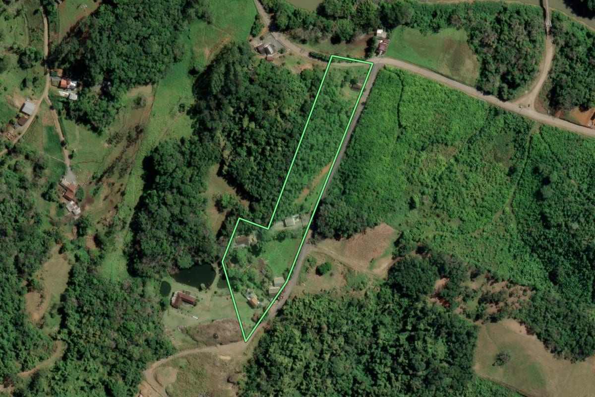 Imagem de satélite do imóvel rural em Rodeio (SC), com o contorno declarado no CAR desenhado por cima.