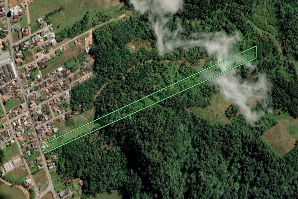 Imagem de satélite do imóvel rural em Rodeio (SC), com o contorno declarado no CAR desenhado por cima.