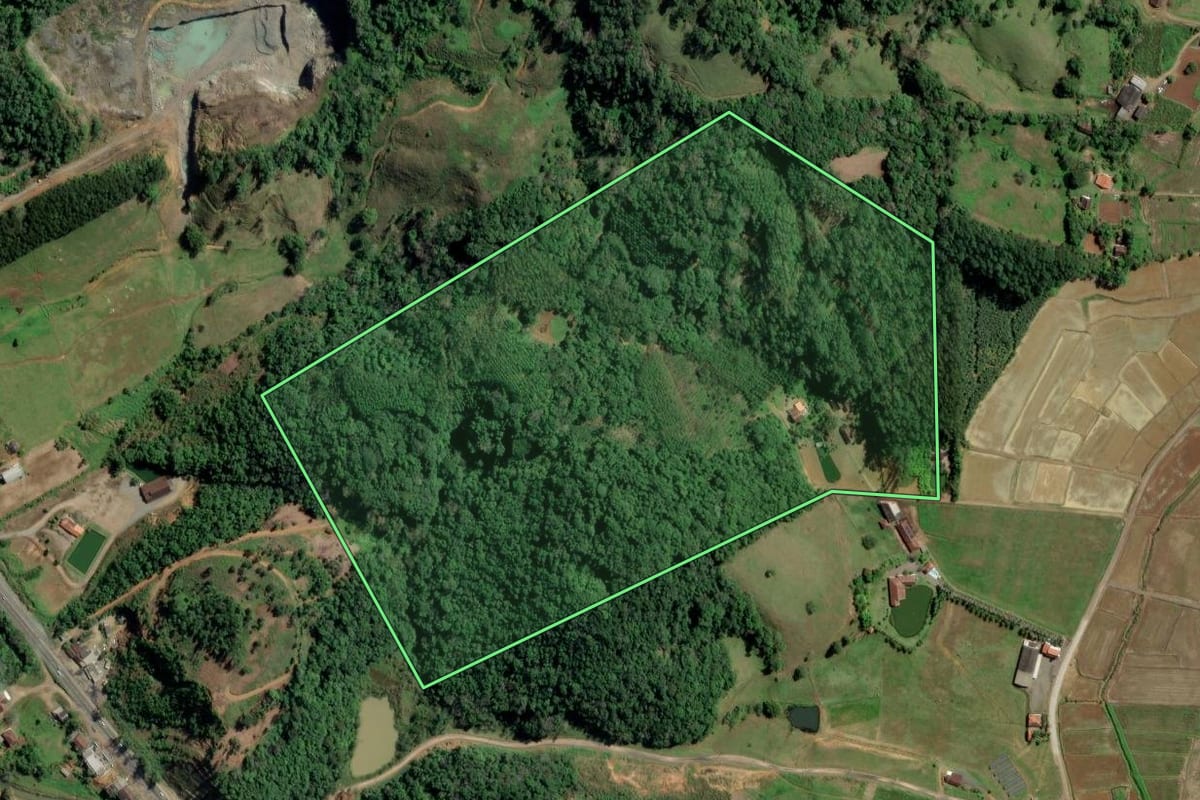 Imagem de satélite do imóvel rural em Rodeio (SC), com o contorno declarado no CAR desenhado por cima.