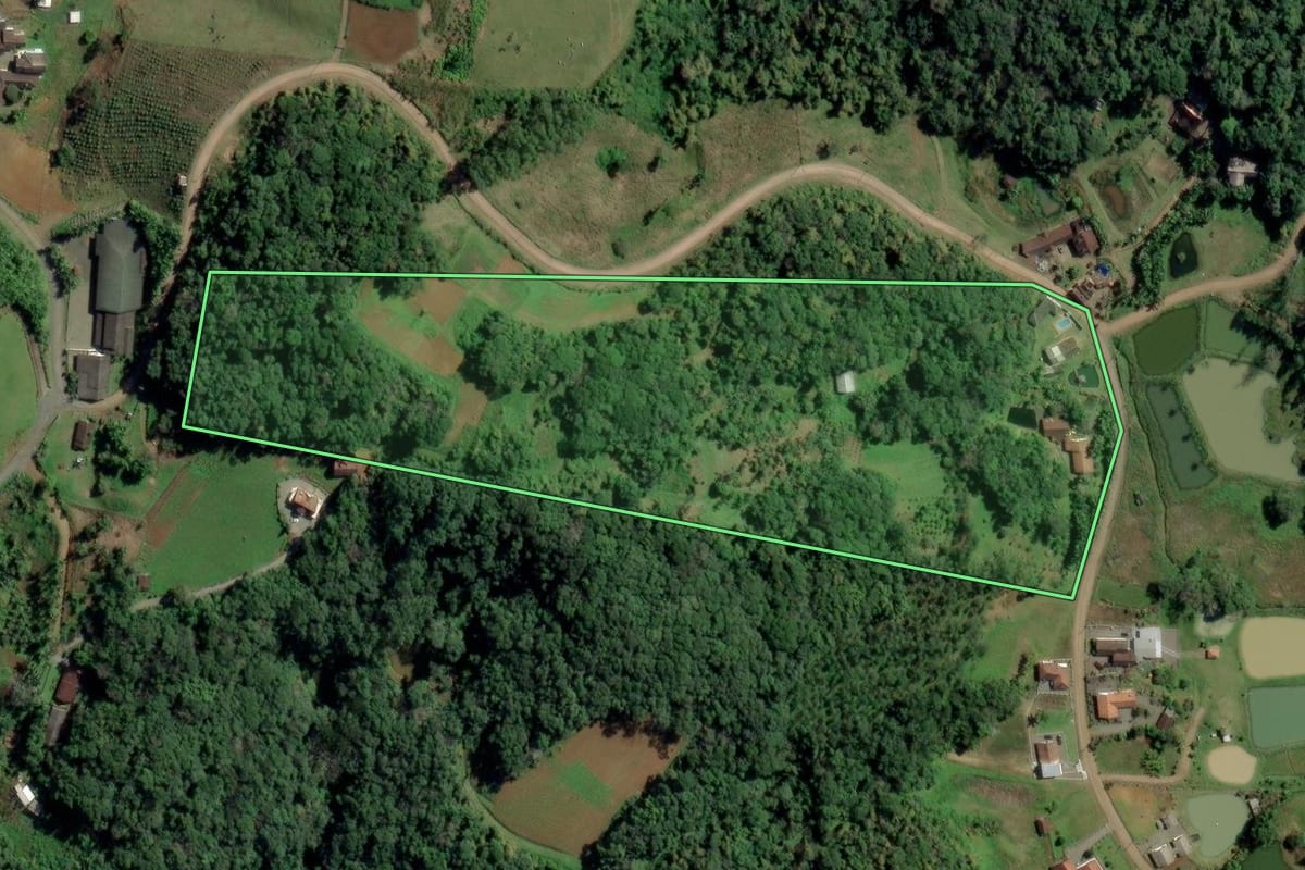 Imagem de satélite do imóvel rural em Rodeio (SC), com o contorno declarado no CAR desenhado por cima.