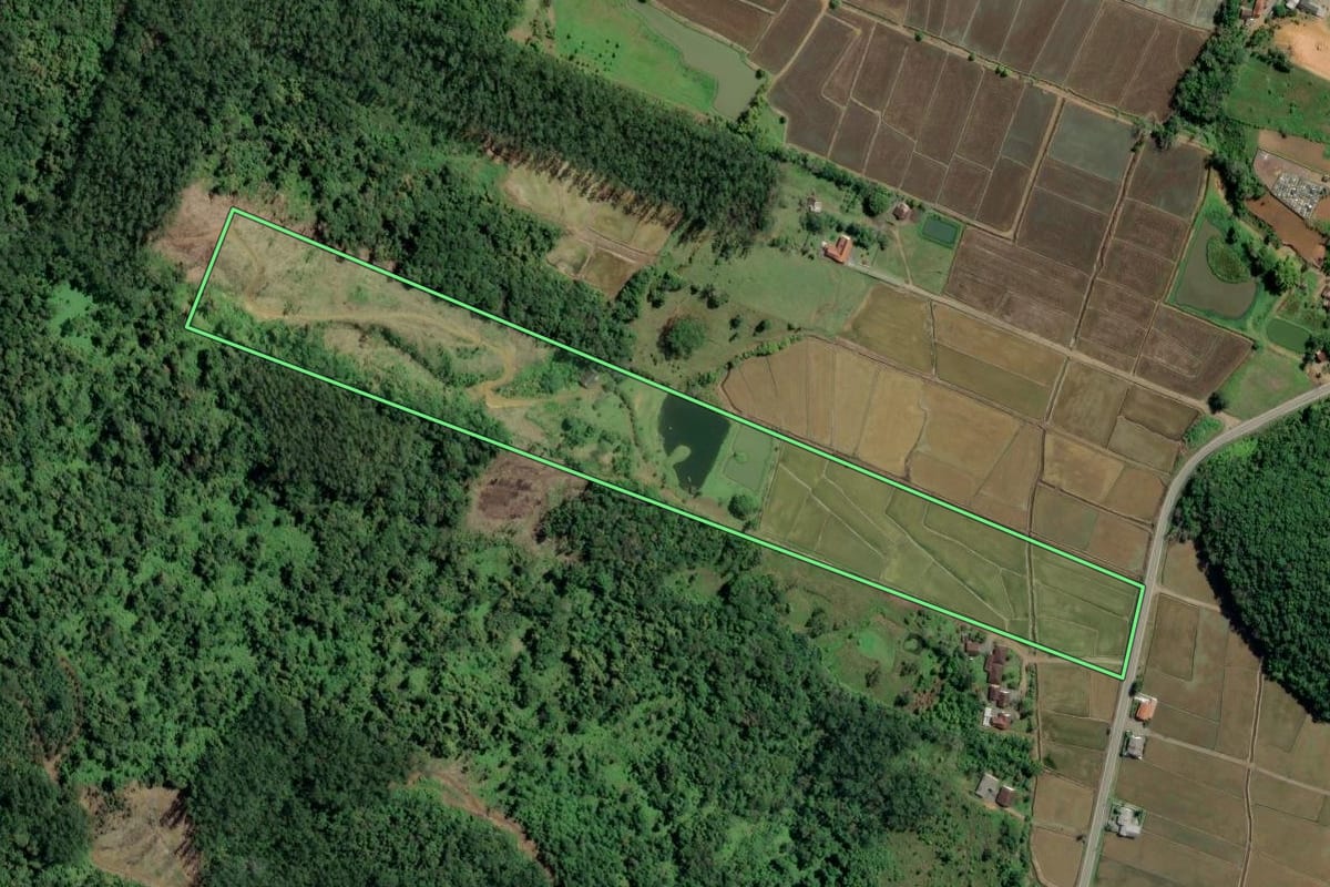 Imagem de satélite do imóvel rural em Rodeio (SC), com o contorno declarado no CAR desenhado por cima.