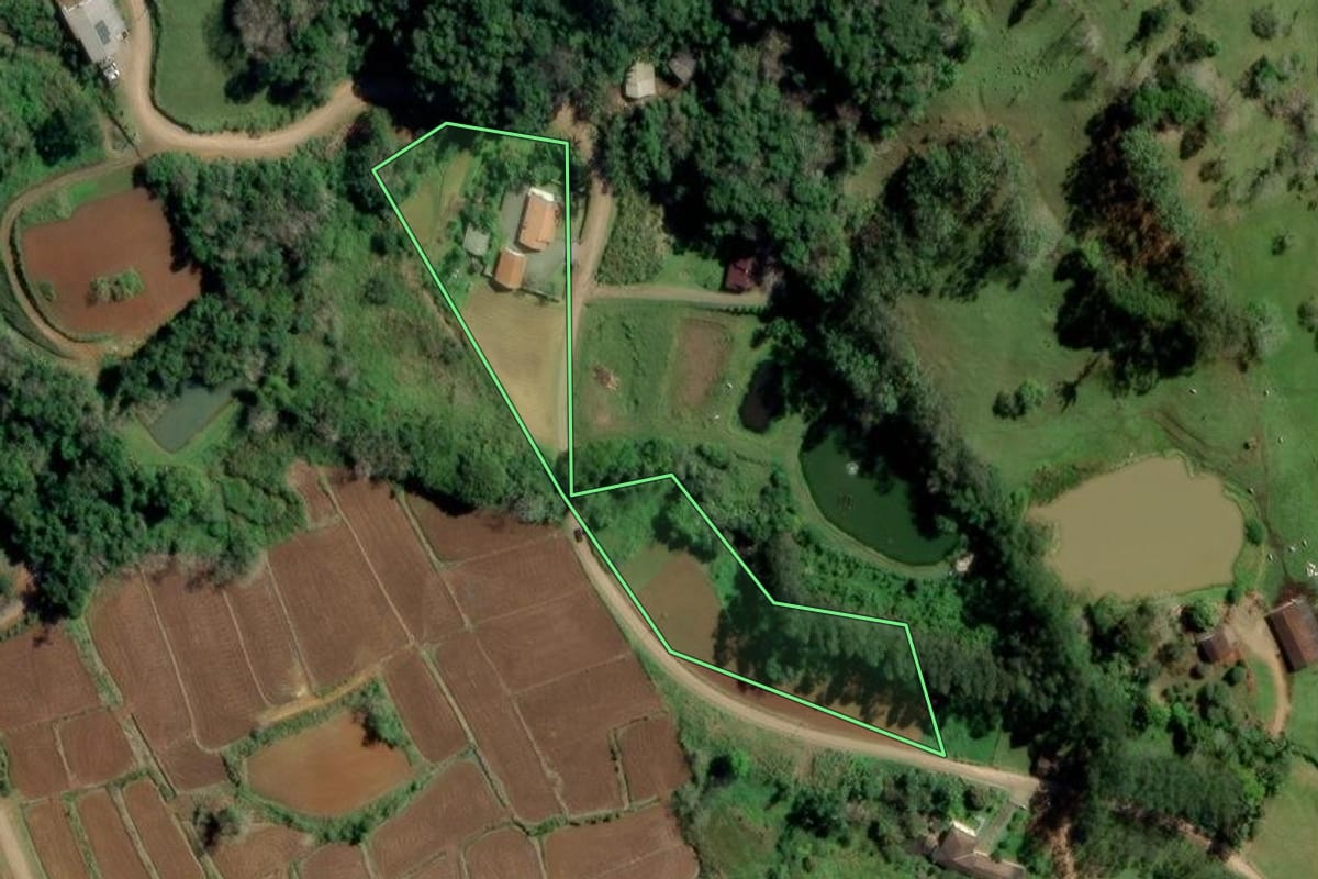 Imagem de satélite do imóvel rural em Rodeio (SC), com o contorno declarado no CAR desenhado por cima.