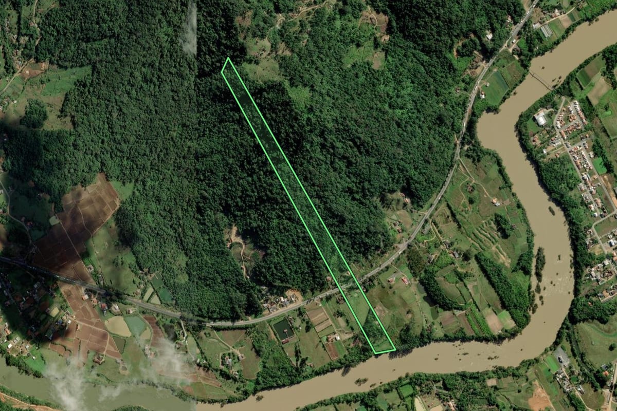 Imagem de satélite do imóvel rural em Rodeio (SC), com o contorno declarado no CAR desenhado por cima.