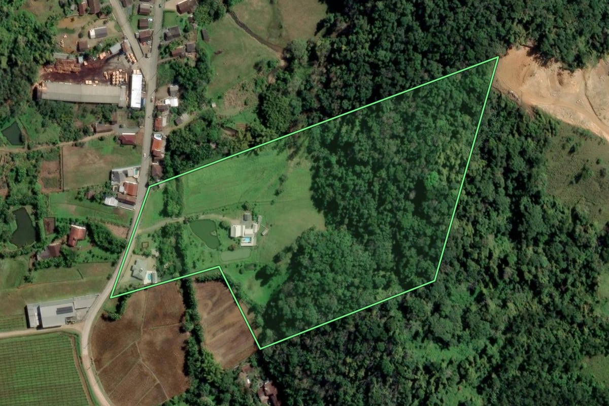 Imagem de satélite do imóvel rural em Rodeio (SC), com o contorno declarado no CAR desenhado por cima.