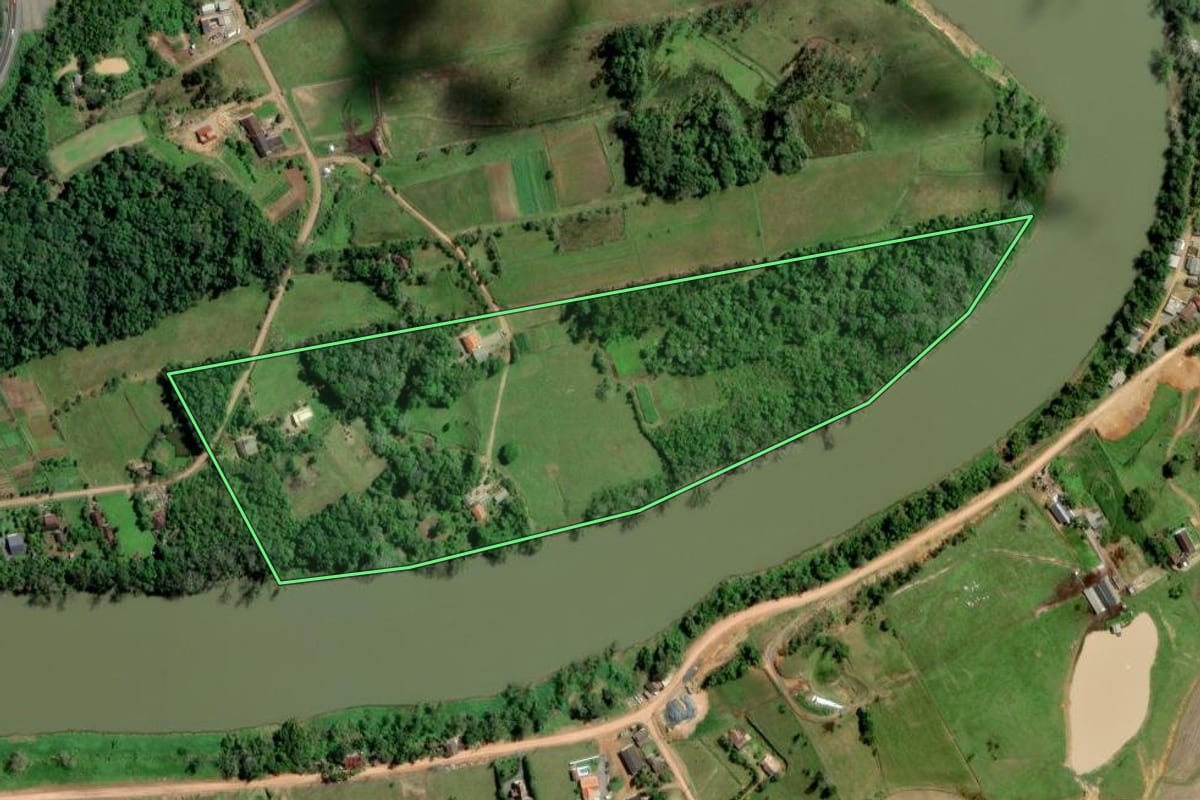 Imagem de satélite do imóvel rural em Rodeio (SC), com o contorno declarado no CAR desenhado por cima.