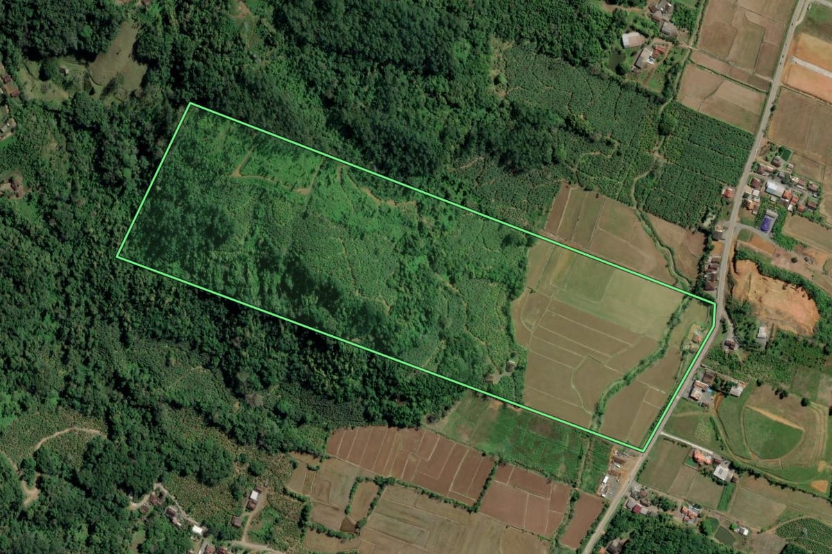 Imagem de satélite do imóvel rural em Rodeio (SC), com o contorno declarado no CAR desenhado por cima.