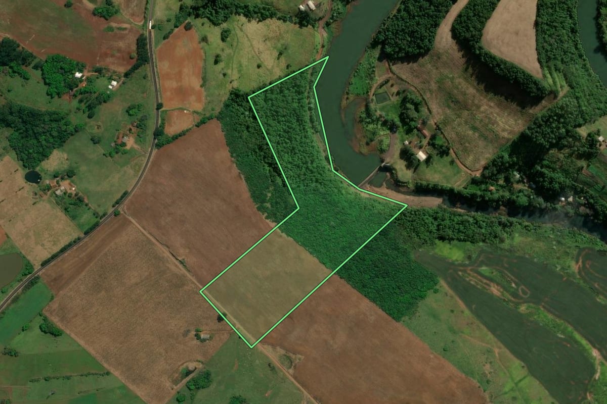 Imagem de satélite do imóvel rural em Romelândia (SC), com o contorno declarado no CAR desenhado por cima.