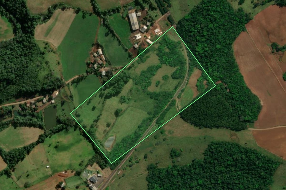 Imagem de satélite do imóvel rural em Romelândia (SC), com o contorno declarado no CAR desenhado por cima.