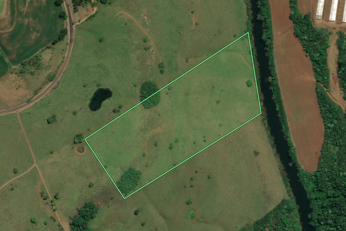 Imagem de satélite do imóvel rural em Romelândia (SC), com o contorno declarado no CAR desenhado por cima.