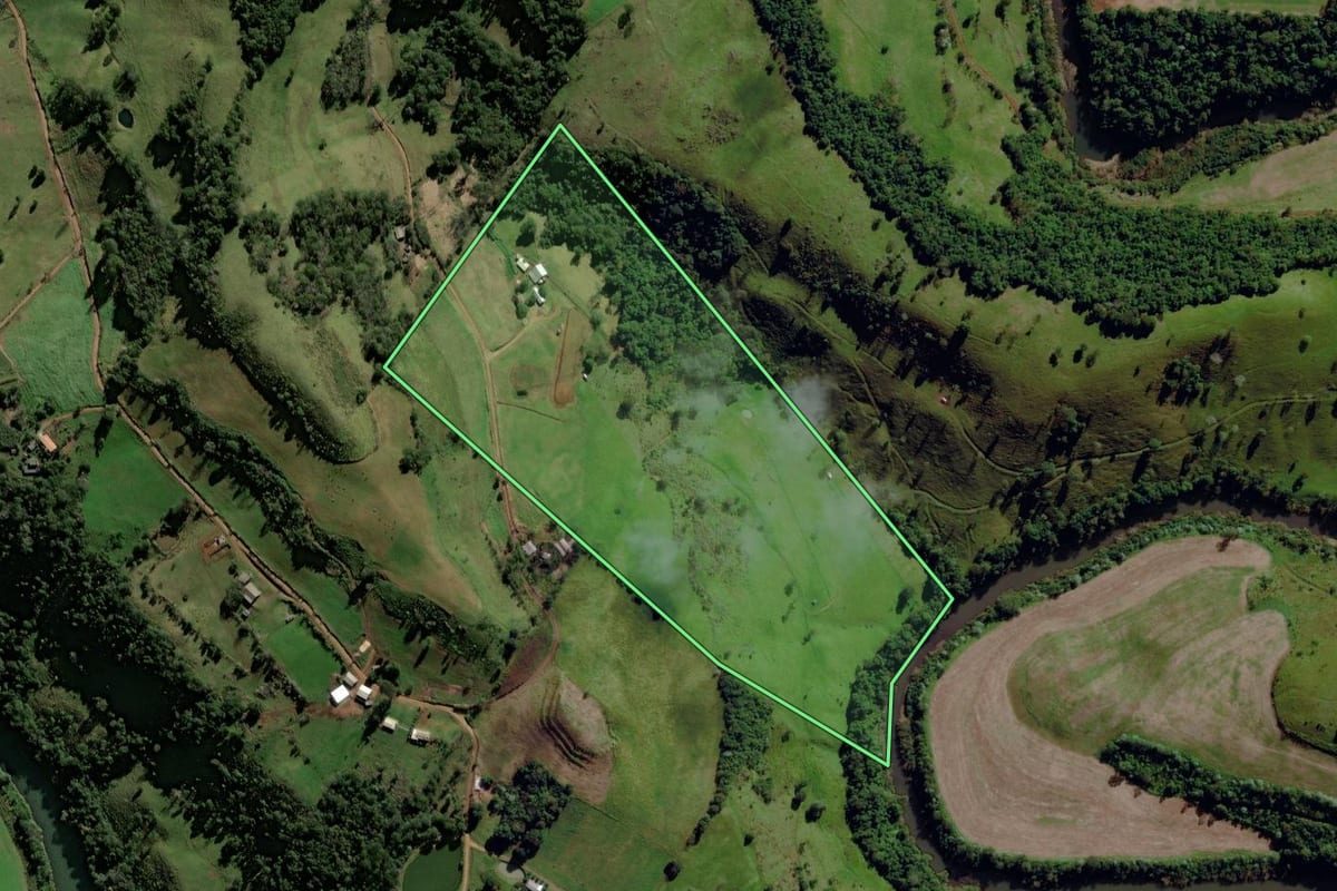 Imagem de satélite do imóvel rural em Romelândia (SC), com o contorno declarado no CAR desenhado por cima.