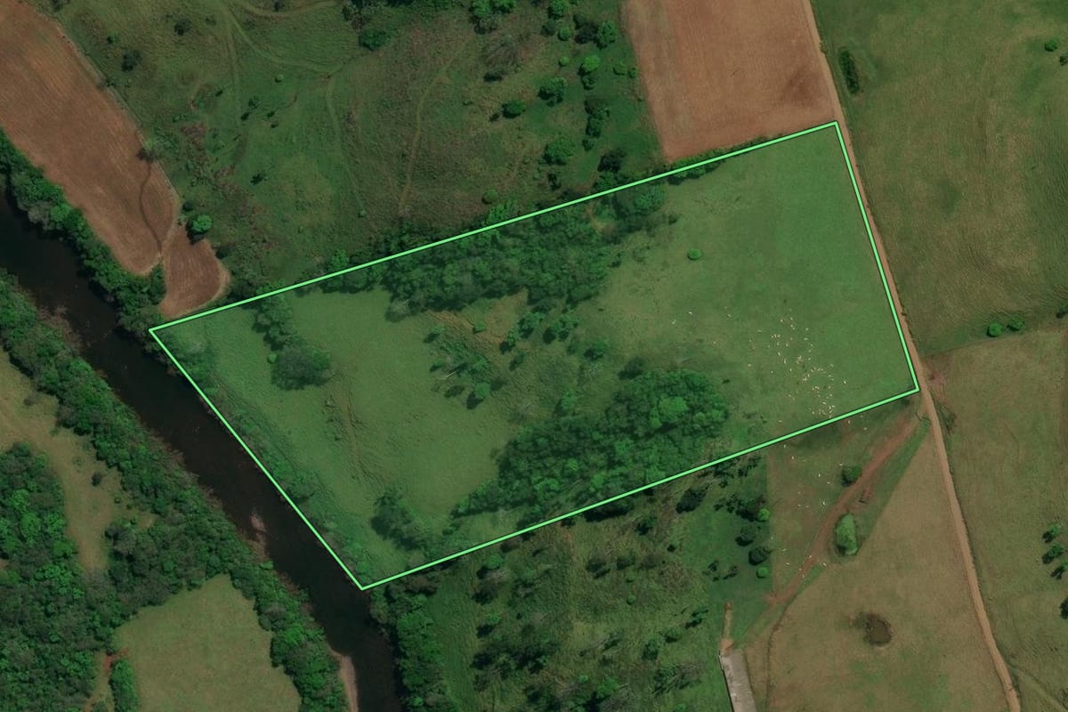 Imagem de satélite do imóvel rural em Romelândia (SC), com o contorno declarado no CAR desenhado por cima.
