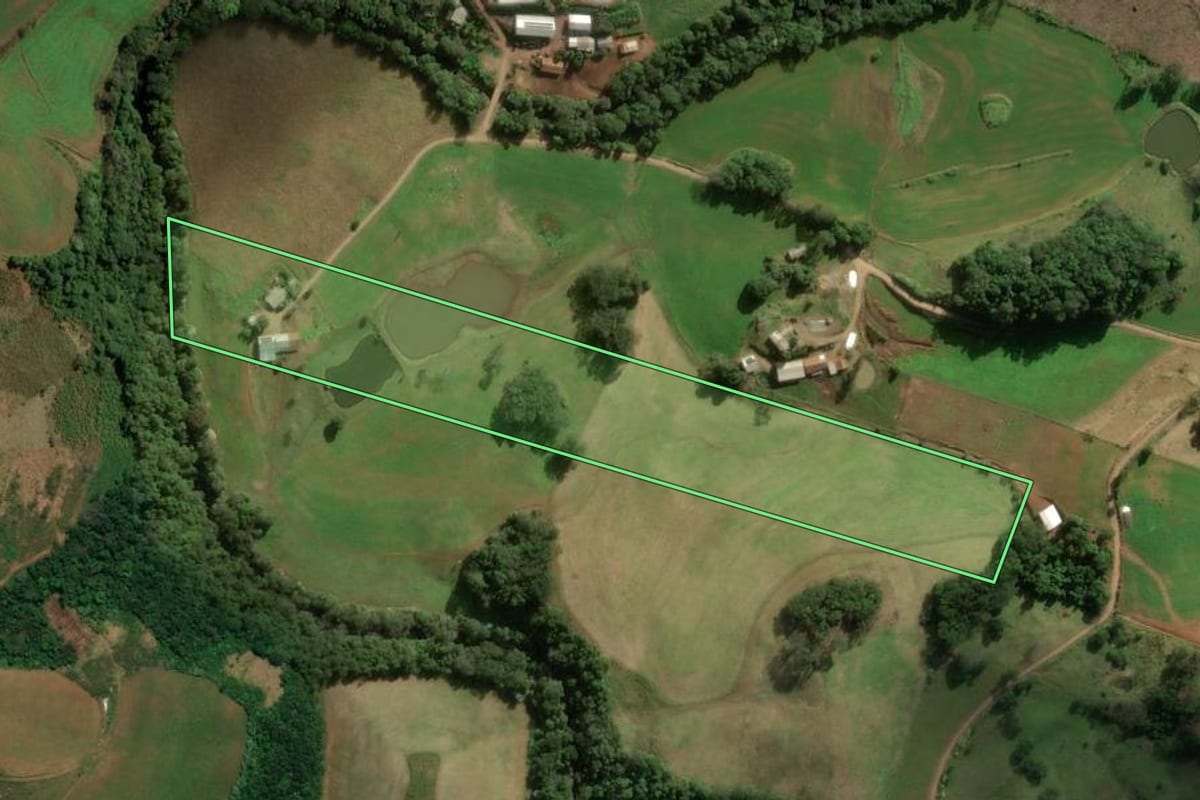 Imagem de satélite do imóvel rural em Romelândia (SC), com o contorno declarado no CAR desenhado por cima.
