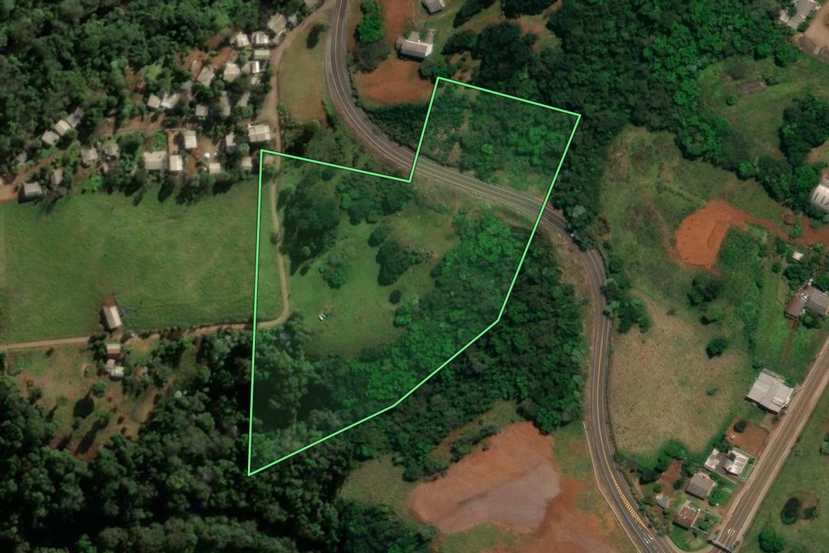 Imagem de satélite do imóvel rural em Romelândia (SC), com o contorno declarado no CAR desenhado por cima.