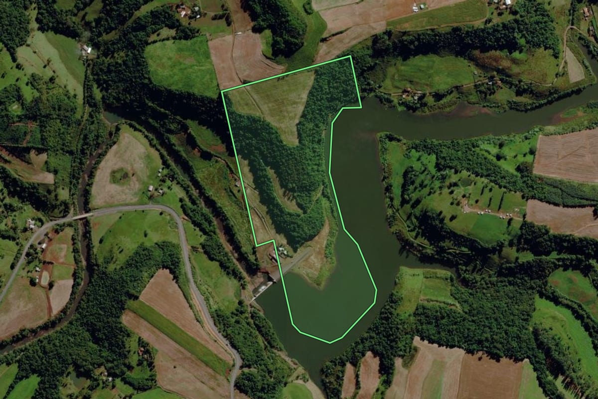 Imagem de satélite do imóvel rural em Romelândia (SC), com o contorno declarado no CAR desenhado por cima.
