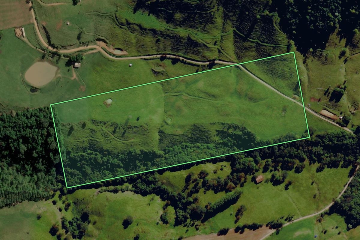 Imagem de satélite do imóvel rural em Romelândia (SC), com o contorno declarado no CAR desenhado por cima.