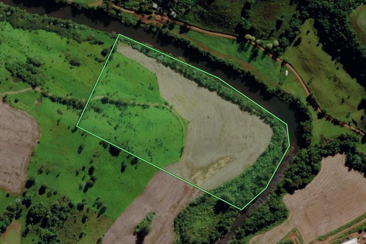 Imagem de satélite do imóvel rural em Romelândia (SC), com o contorno declarado no CAR desenhado por cima.