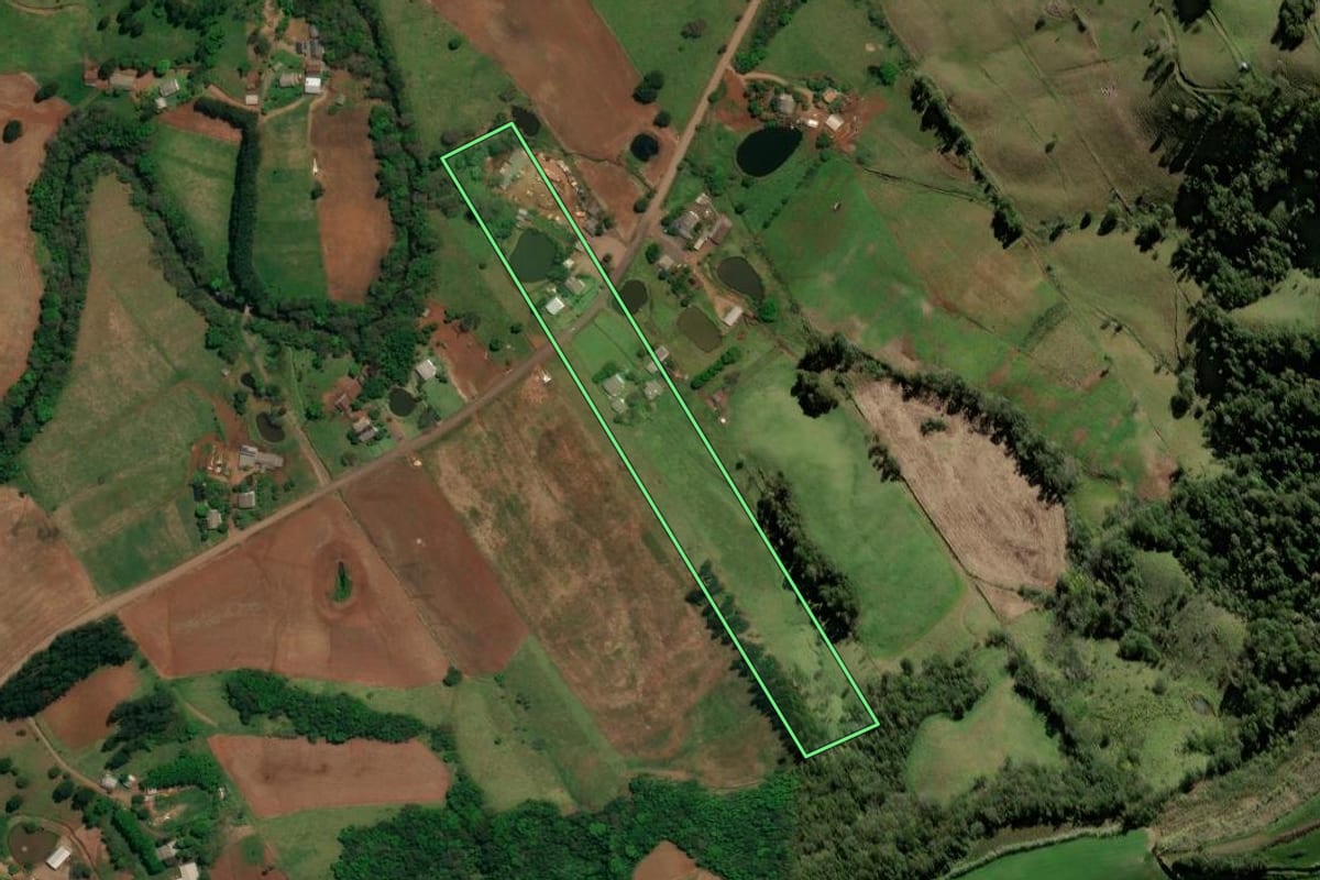 Imagem de satélite do imóvel rural em Romelândia (SC), com o contorno declarado no CAR desenhado por cima.