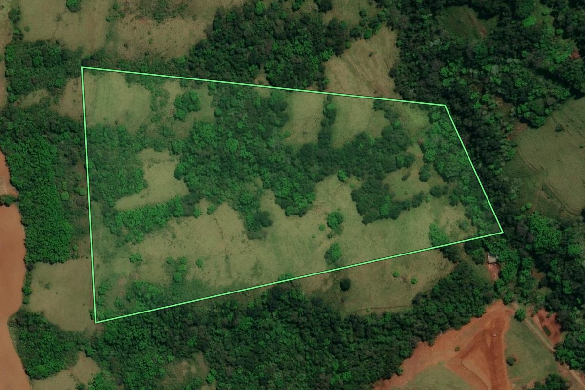 Imagem de satélite do imóvel rural em Romelândia (SC), com o contorno declarado no CAR desenhado por cima.