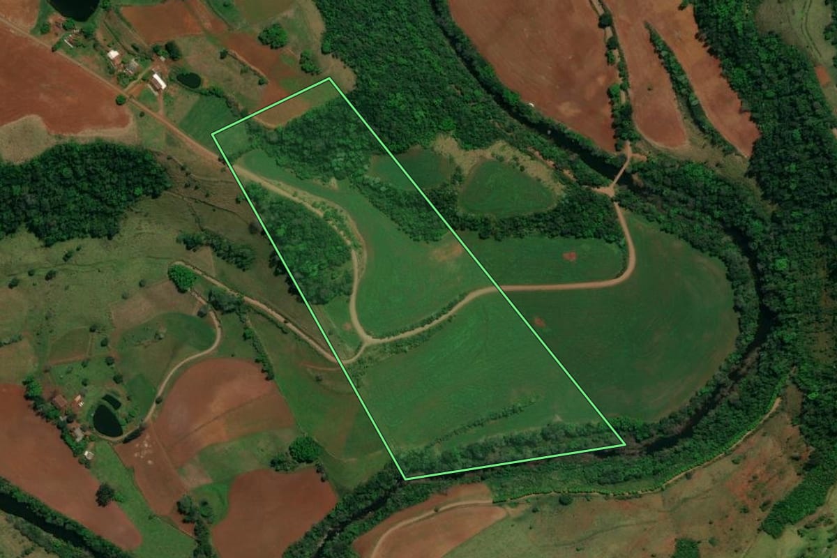Imagem de satélite do imóvel rural em Romelândia (SC), com o contorno declarado no CAR desenhado por cima.