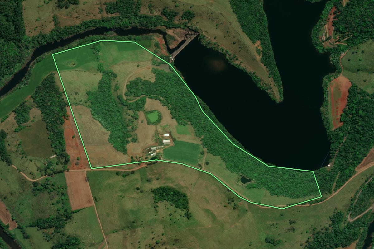 Imagem de satélite do imóvel rural em Romelândia (SC), com o contorno declarado no CAR desenhado por cima.