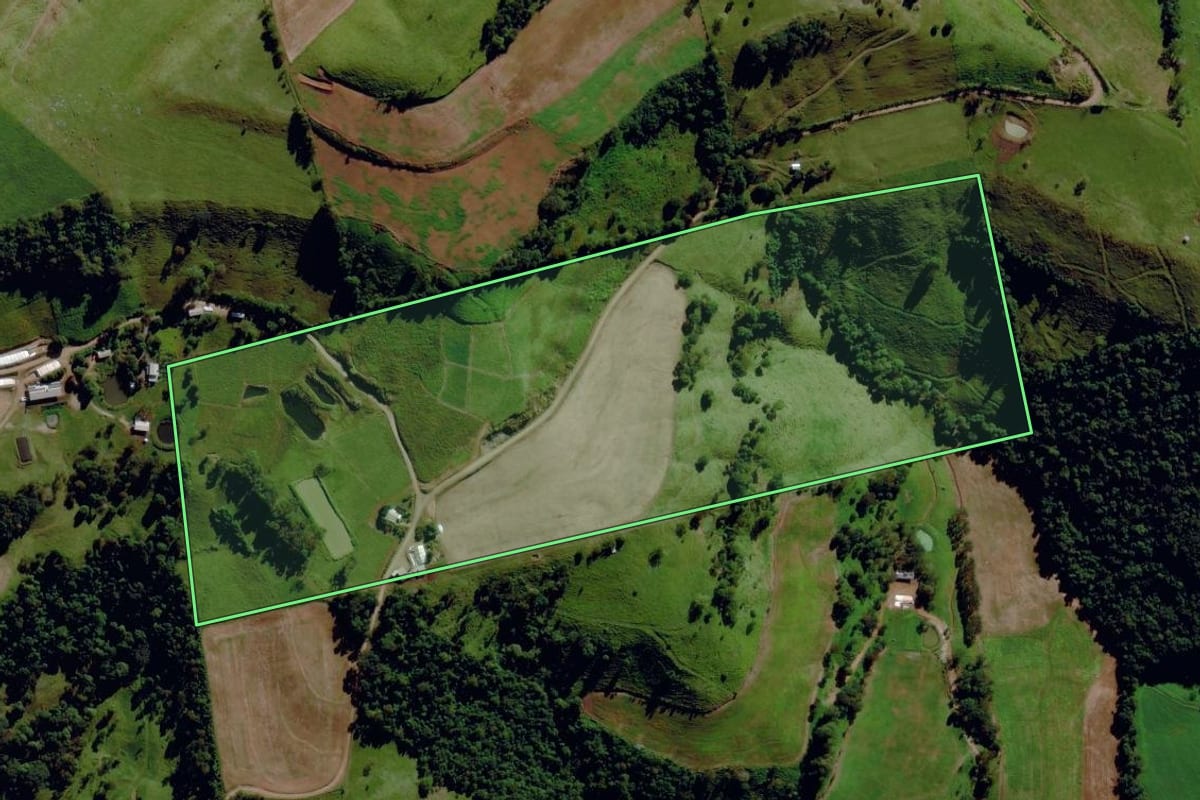 Imagem de satélite do imóvel rural em Romelândia (SC), com o contorno declarado no CAR desenhado por cima.